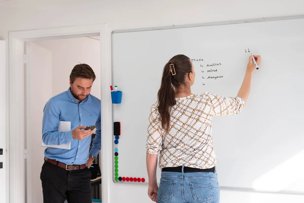 De stappen van een dossier uitschrijven op het whiteboard