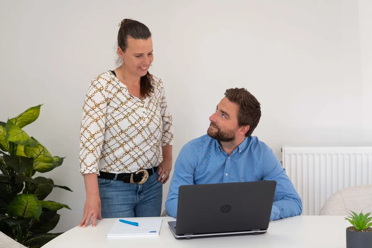 Een dossier samen doornemen achter de laptop