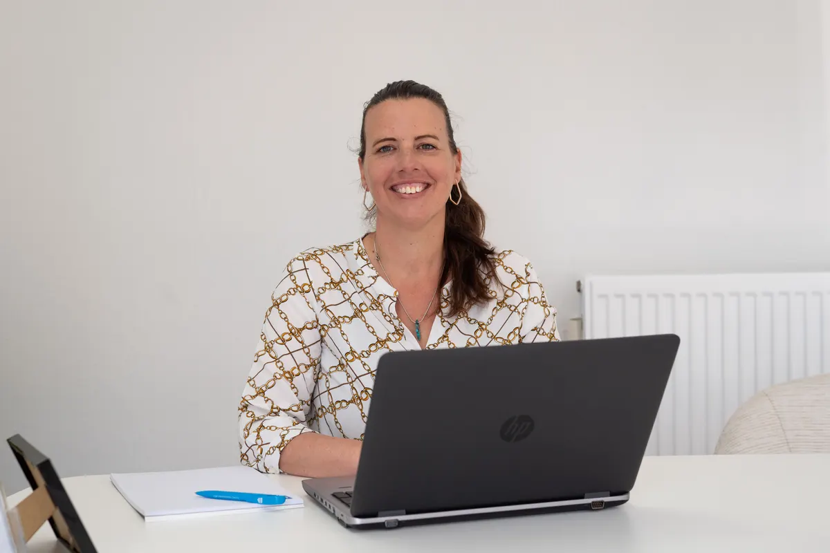 Achter de laptop op ons kantoor in Kortrijk