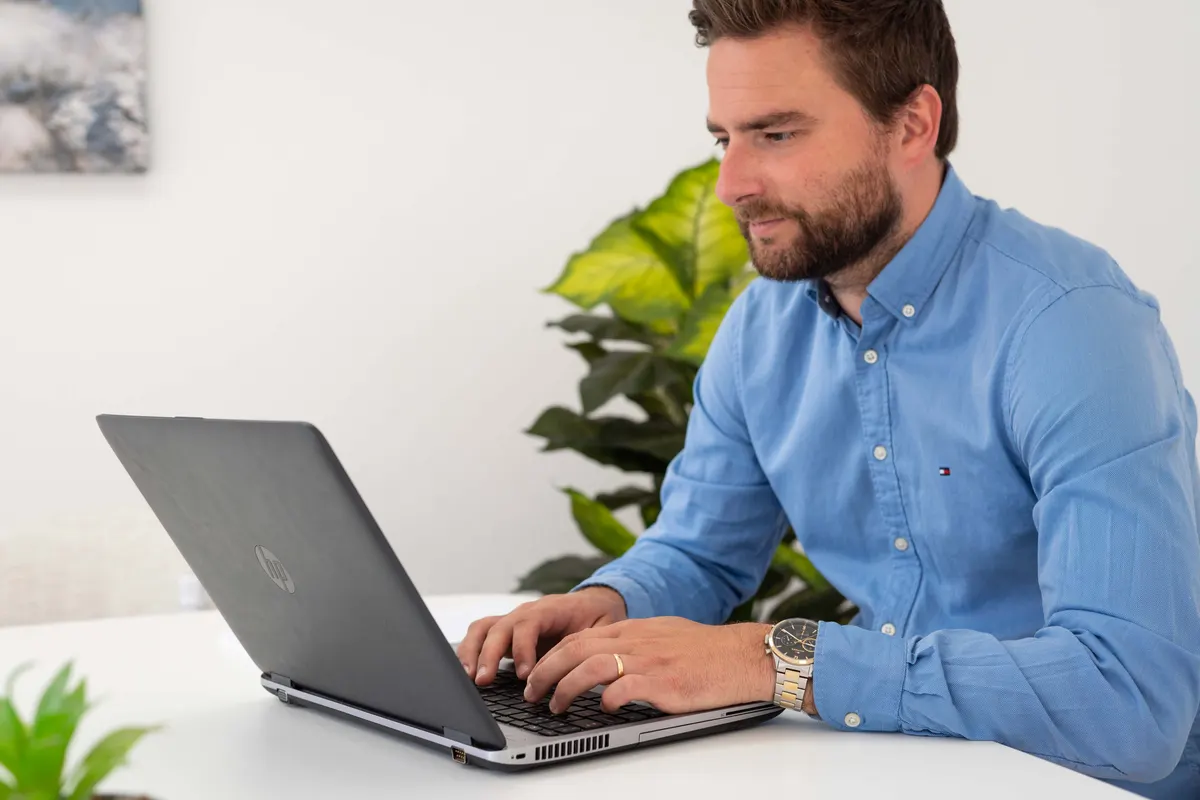 Werken aan een vereffeningsdossier achter de laptop