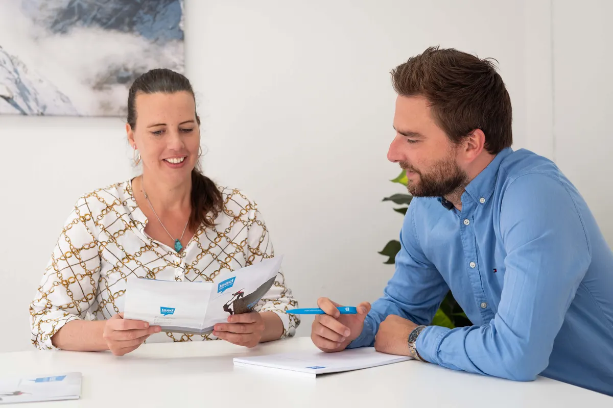Een dossier samen doornemen aan tafel