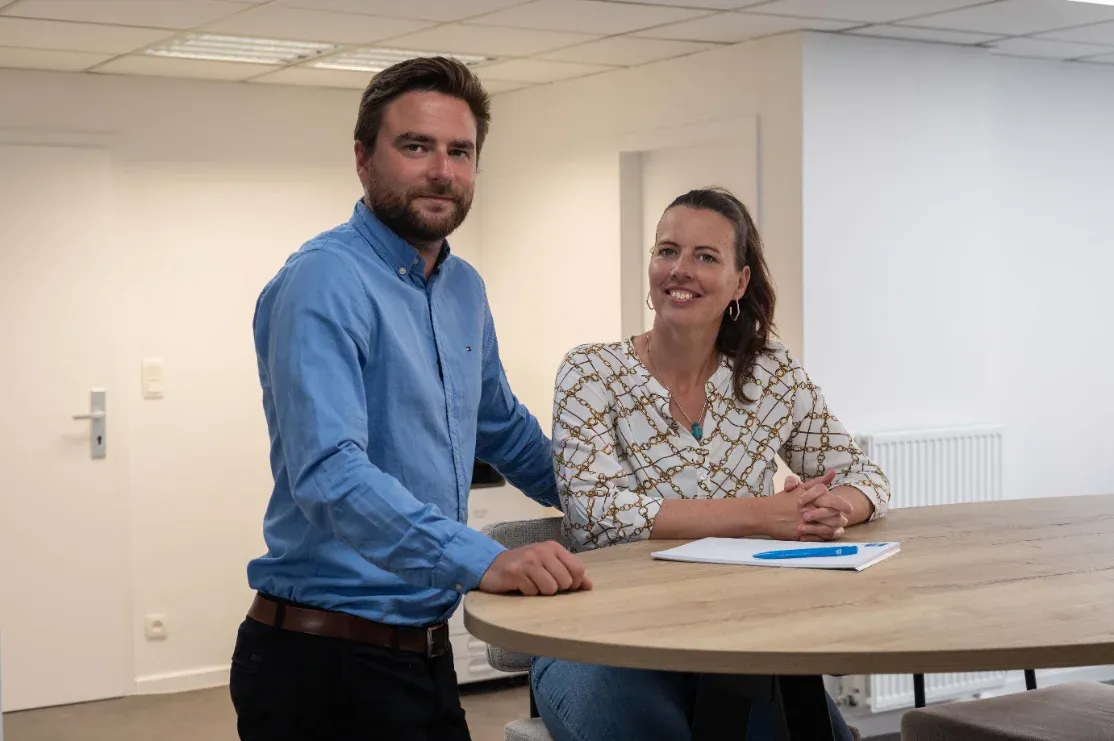 Stephanie en Niels Deprez aan de vergadertafel op hun kantoor in Kortrijk