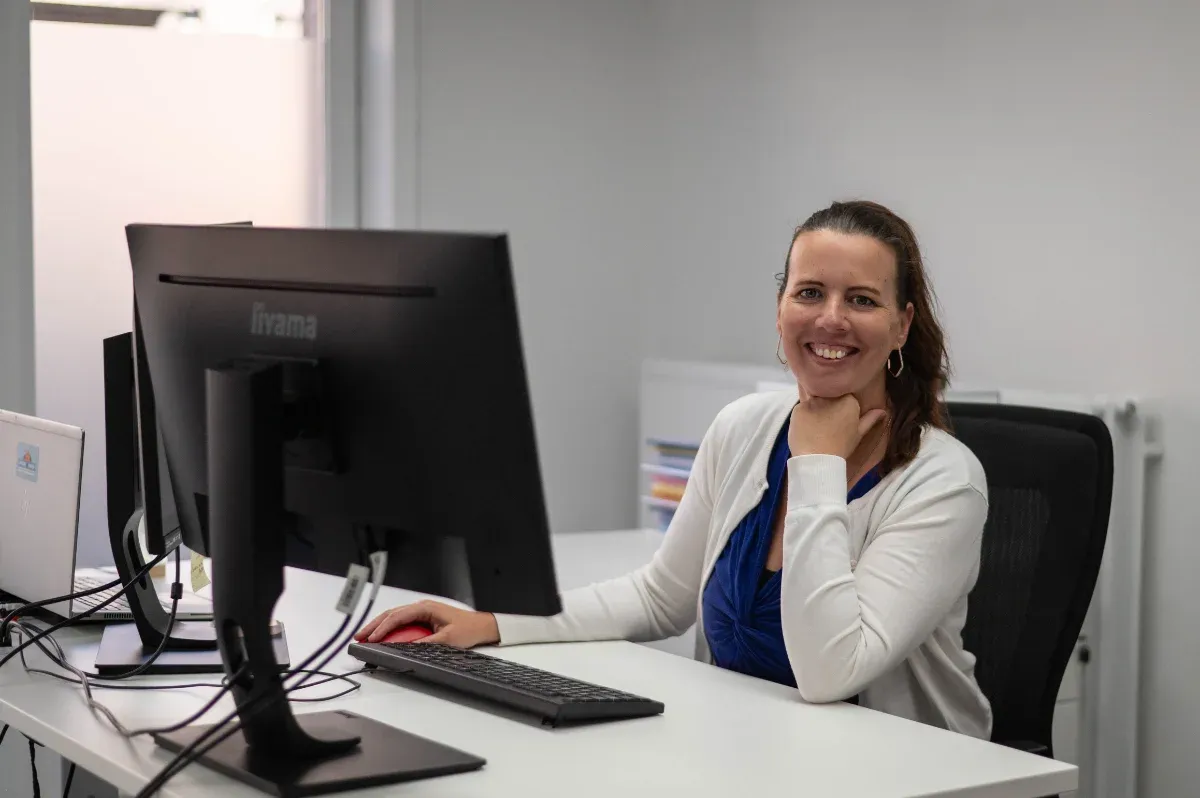 Stephanie Deprez aan haar bureau op het kantoor van Leadservice in Kortrijk