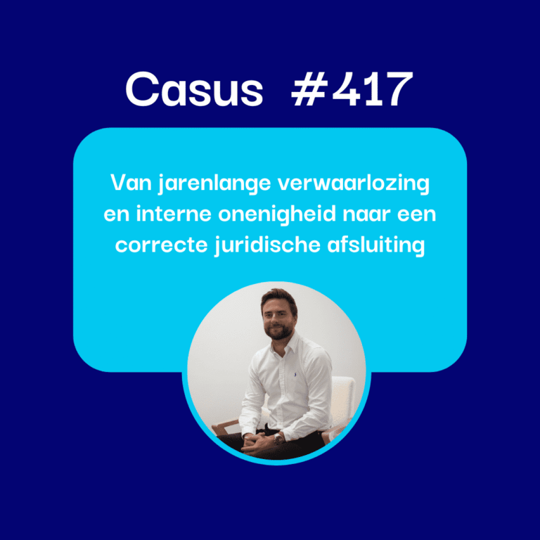 Een man zit op een stoel in een wit overhemd, onder een blauwe doos met Nederlandse tekst over rechtszaak #417 over automatische concepten, verwaarlozing en interne conflicten die tot sluiting leiden.