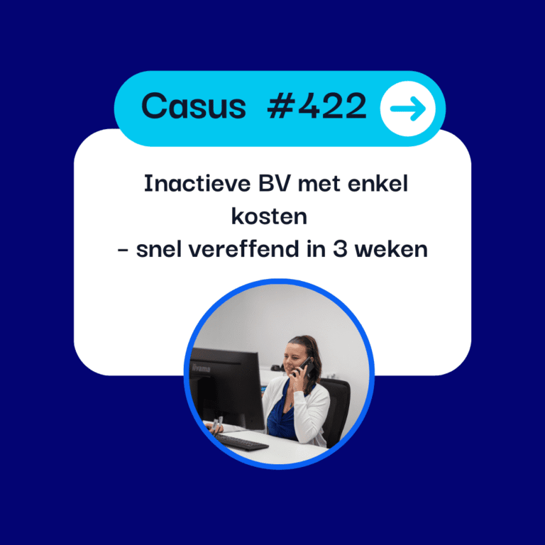 Een vrouw telefoneert aan een bureau met een computer; boven haar staat tekst over het oplossen van een inactieve BV zonder activiteit en het voorkomen van een kostenexplosie in slechts 3 weken, gelabeld als "Casus #422.