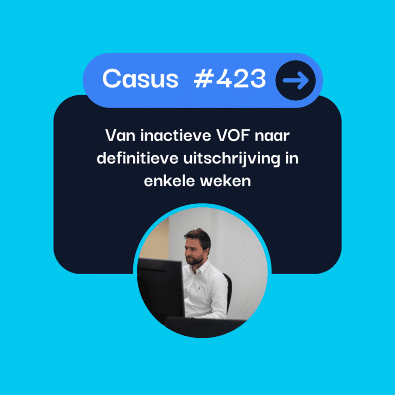 Een man zit achter een bureau en kijkt naar een computerscherm. De tekst erboven luidt: "Casus #423: VOF zonder activa van inactieve status naar definitieve uitschrijving in enkele weken.